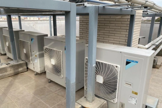 Mantenimiento a equipos de climatización marca Daikin de un comercio