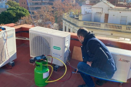 Tecnico recargando el gas a un aire acondicionado